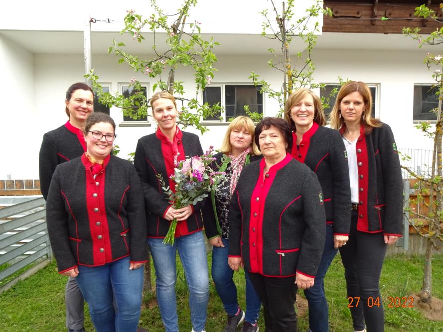 Ist mglicherweise ein Bild von 6 Personen, Personen, die stehen und auen