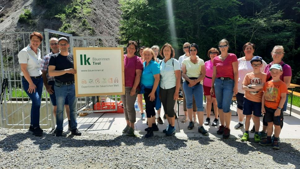 Ist mglicherweise ein Bild von 10 Personen, Personen, die stehen, auen und Baum