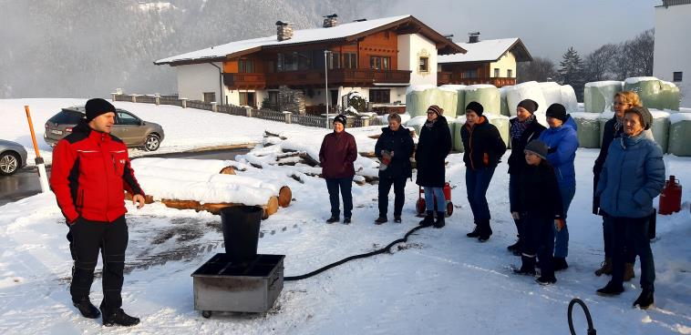 Ist mglicherweise ein Bild von 8 Personen, Personen, die stehen und auen