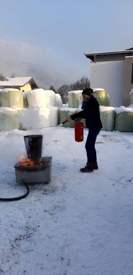 Ist mglicherweise ein Bild von 1 Person, steht und Schnee