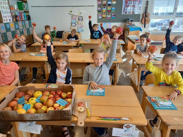 Ist mglicherweise ein Bild von 10 Personen, Kind, Personen, die stehen und Innenbereich