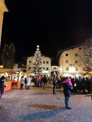 Ist mglicherweise ein Bild von 13 Personen, Weihnachtsbaum und auen