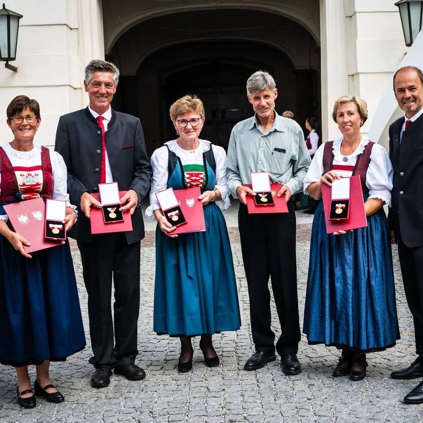 Ist mglicherweise ein Bild von 7 Personen, Dirndlrock, Brandenburger Tor und Text