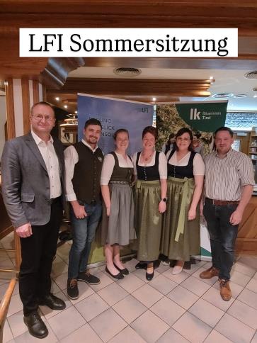 Ist m�glicherweise ein Bild von 6 Personen, Dirndlrock und Text �LFI Sommersitzung PIOUNG UNG 福 BLICK IkFerien Ik Tirel�