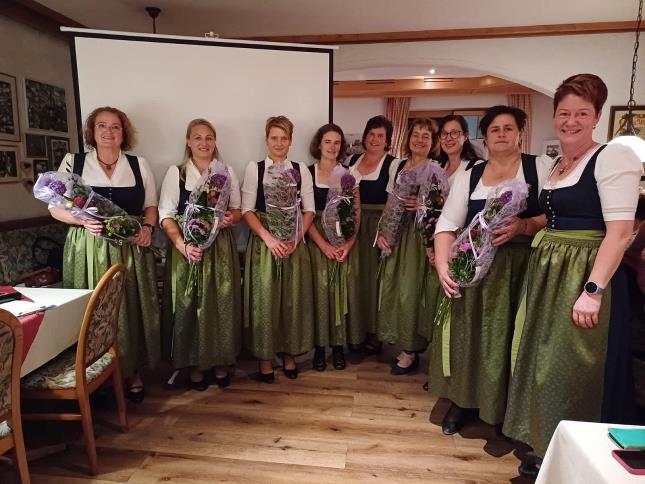 Ist m�glicherweise ein Bild von 8 Personen und Dirndlrock