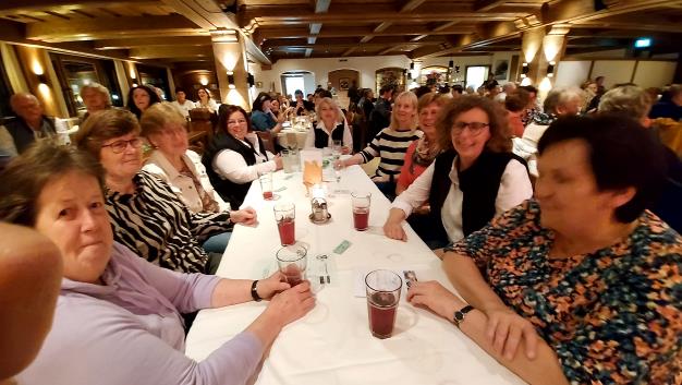 Ist m�glicherweise ein Bild von 6 Personen und Tisch