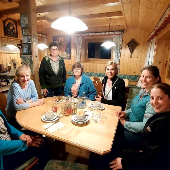 Ist mglicherweise ein Bild von 7 Personen