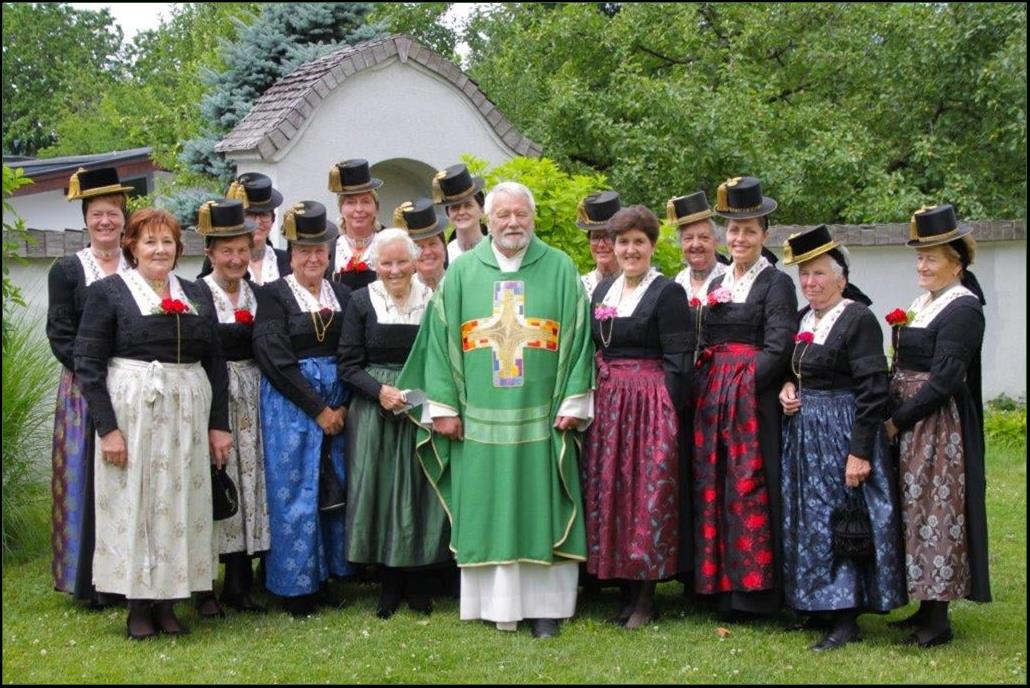 Ist mglicherweise ein Bild von 12 Personen, Personen, die stehen und auen