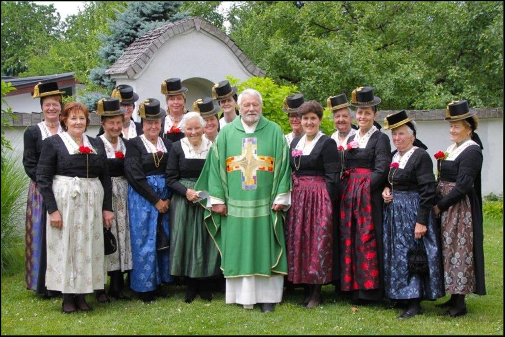 Ist mglicherweise ein Bild von 12 Personen, Personen, die stehen und auen