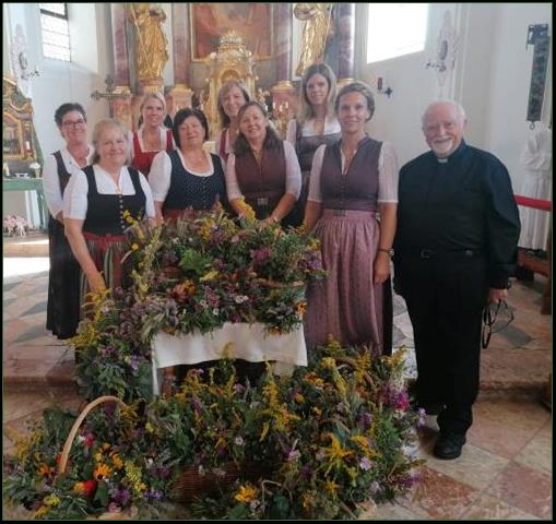 Ist mglicherweise ein Bild von 19 Personen und Personen, die stehen