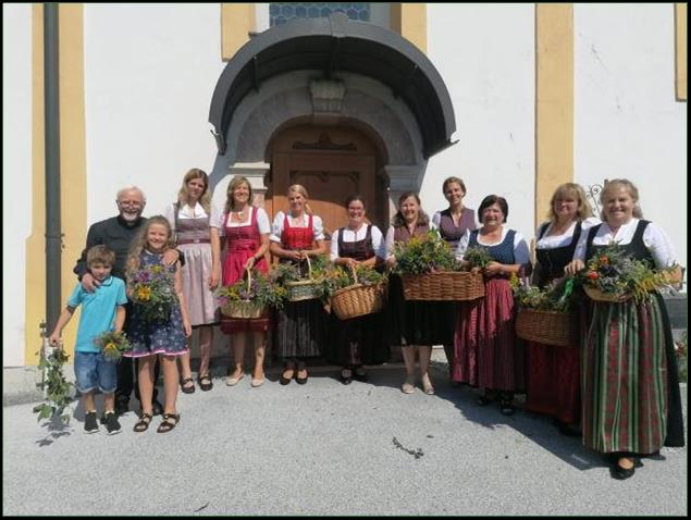 Ist mglicherweise ein Bild von 19 Personen und Personen, die stehen