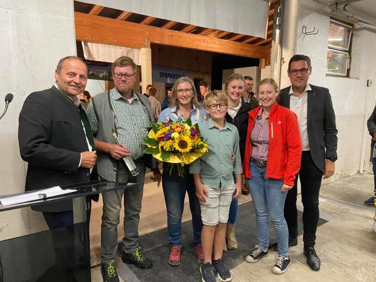 Ist mglicherweise ein Bild von 7 Personen, Personen, die stehen und Blume