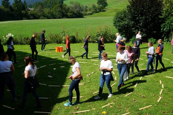 Ist mglicherweise ein Bild von eine oder mehrere Personen, Personen, die stehen, Gras und Baum